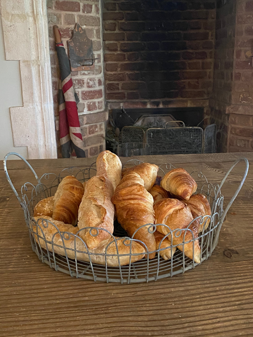 Small Round Wire Tray with handles